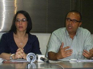 Prefeita eleita Marcia Rosa (PT) e vice-prefeito eleito Arlindo Fagundes (PSB), durante a coletiva