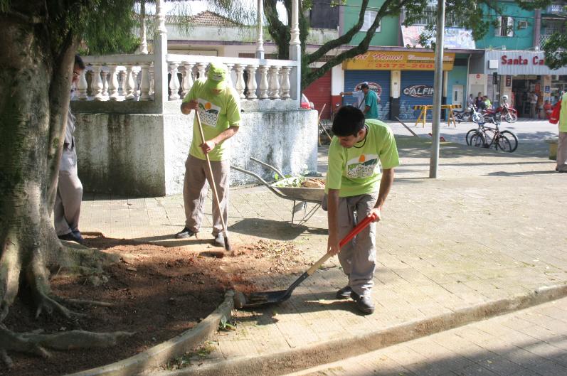 Funcionários da Prefeitura limpando a Praça Princesa Isabel (foto: Dilson Mato Grosso/PMC)