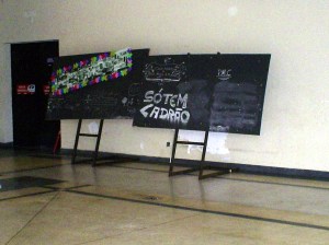 Quadro de avisos com mensagem provavelmente escrita por um dos invasores.