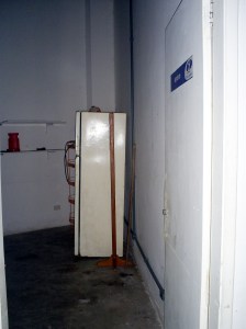 A geladeira é o único item que sobrou no refeitório, que foi saqueado.