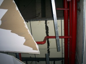 Detalhe da cobertura do teto arrancada.