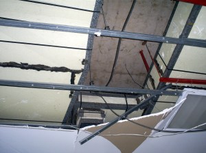 Mais um trecho do telhado completamente destruído.