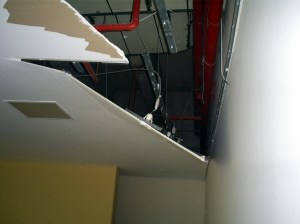 Outra parte do telhado, que ameaça cair.