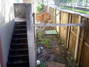 Atrás dos tapumes, a imagem do abandono.