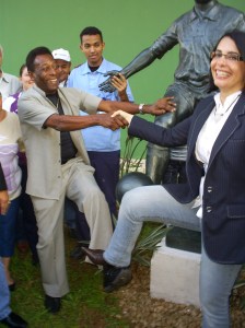Pelé e Marcia Rosa tentam imitar a pose da estátua. Foto: Allan Nóbrega