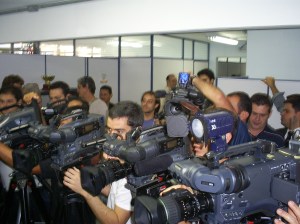 Multidão de jornalistas durante coletiva. Foto: Allan Nóbrega