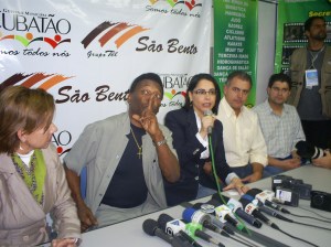 Pelé pede silêncio das crianças que espiavam a coletiva pela janela. Foto: Allan Nóbrega