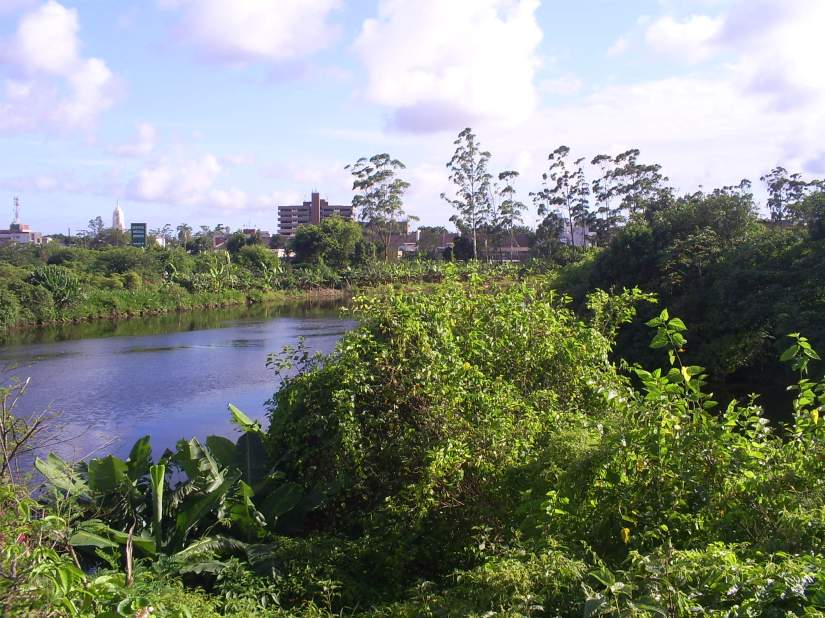 Rio Cubatão visto da Avenida Nove de Abril, nas proximidades do Largo do Sapo. Foto: Allan Nóbrega