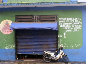 Fachada de oficina com mensagem "inspiradora". Foto: Allan Nóbrega