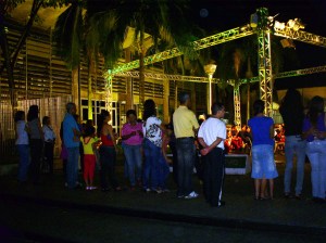 População acompanha o discurso da Prefeita. Foto: Allan Nóbrega