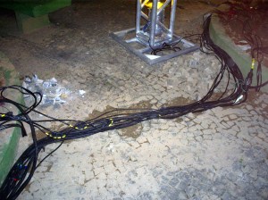 Piso do Paço Municipal aberto para passagem de cabos. Foto: Allan Nóbrega