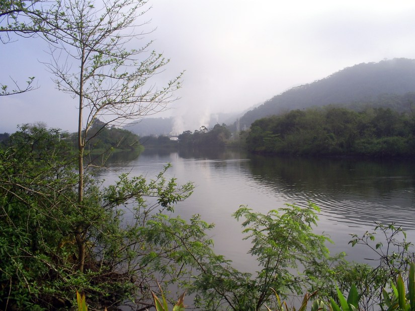 Rio Cubatão. Ao fundo, as incessantes chaminés das indústrias. Foto: Allan Nóbrega