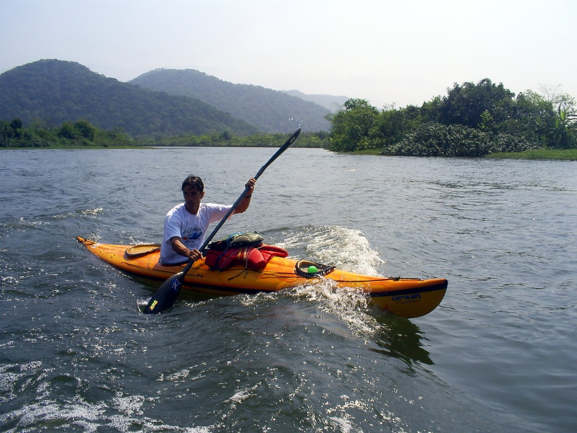 Caiaqueiro navega pelo Rio Cubatão. Foto: Allan Nóbrega Caiaqueiro navega pelo Rio Cubatão. Foto: Allan Nóbrega