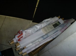 Caixa com faixas dos protestantes esquecida atrás do palco do Bloco. Foto: Allan Nóbrega