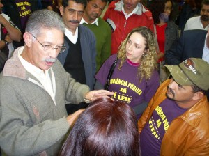 Eclair argumenta com manifestantes. Foto: Allan Nóbrega