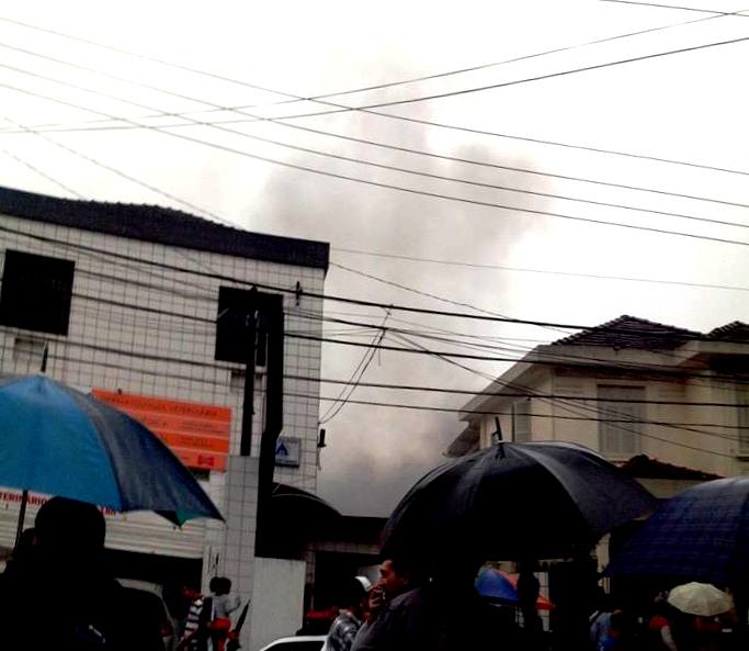 Imagem do local logo após o acidente (foto: Carlos Pimentel Mendes/Reprodução)